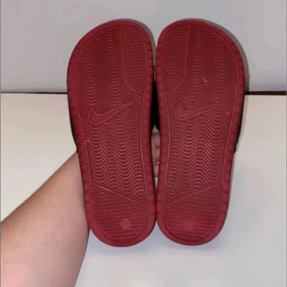 Nike LeBron James slipper boys/youth size 6